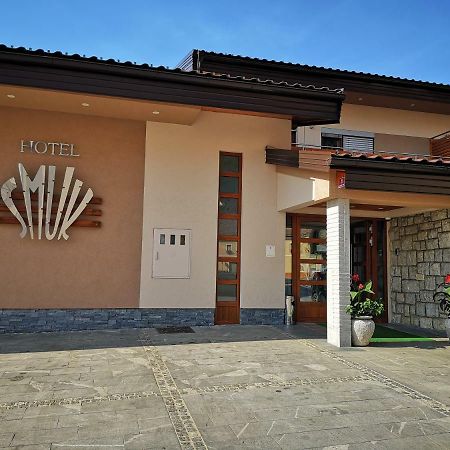 Hotel Smuk Semic Buitenkant foto